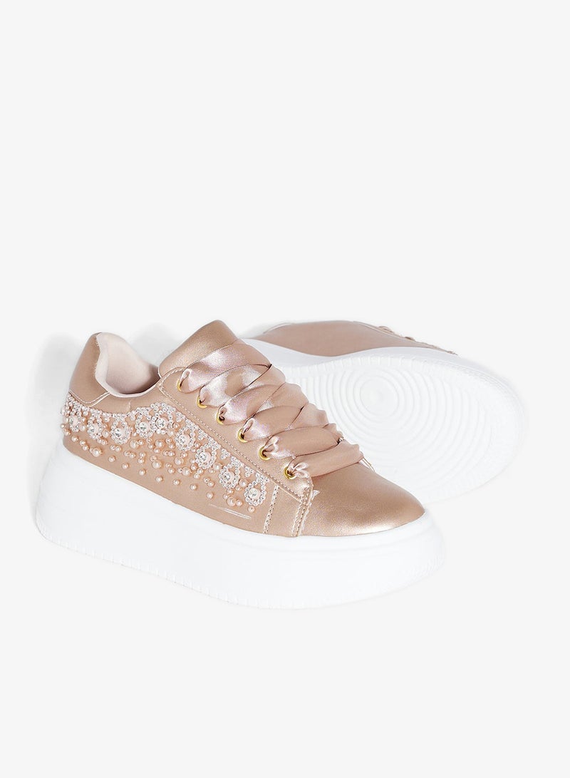 جينجر سنيكرز بتفاصيل لؤلؤ وحجر الراين - Image 3