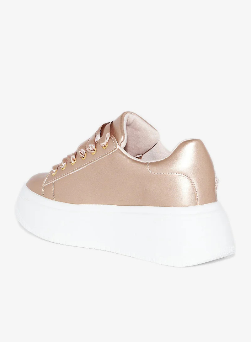 جينجر سنيكرز بتفاصيل لؤلؤ وحجر الراين