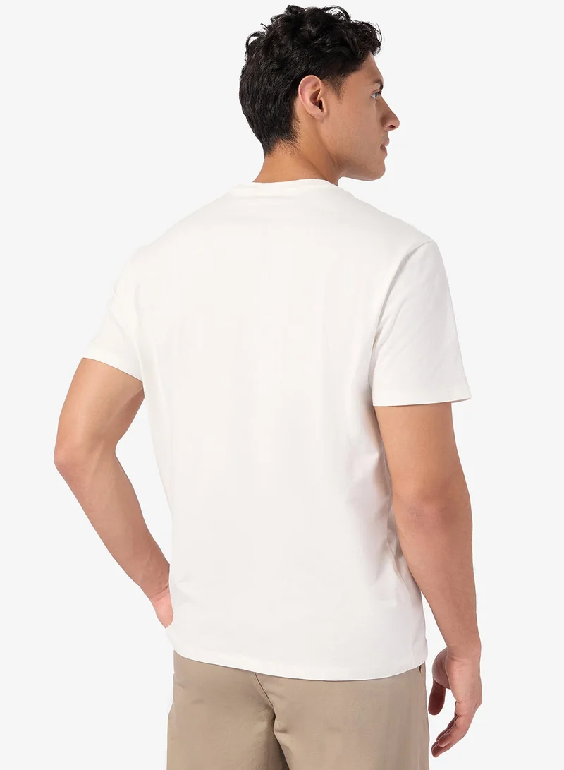 جس تي شيرت بأكمام قصيرة وشعار أسد