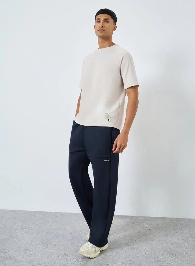 ستايلي بنطال جوغر واسع كحلي بتفاصيل شارة للرجال