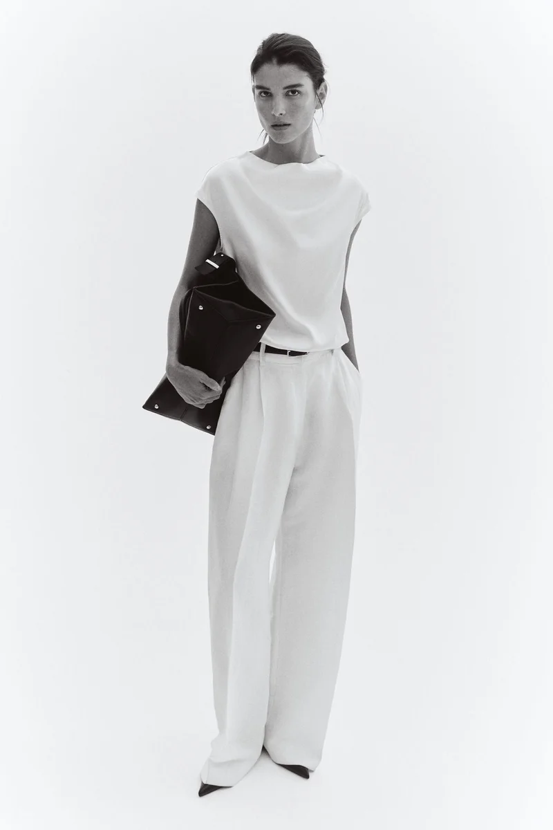 اتش اند ام بلوزة ساتان بأكمام قصيرة