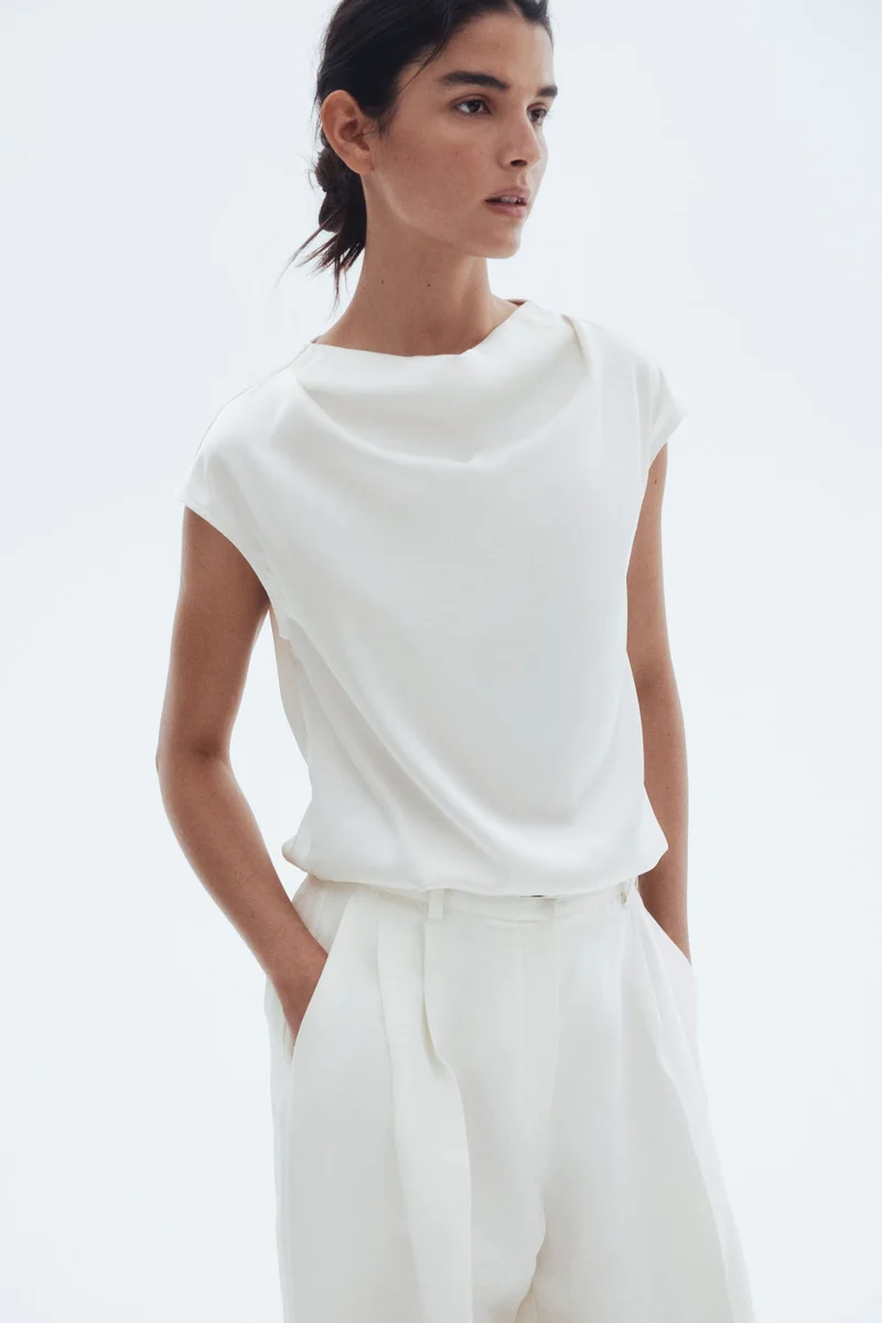 اتش اند ام بلوزة ساتان بأكمام قصيرة