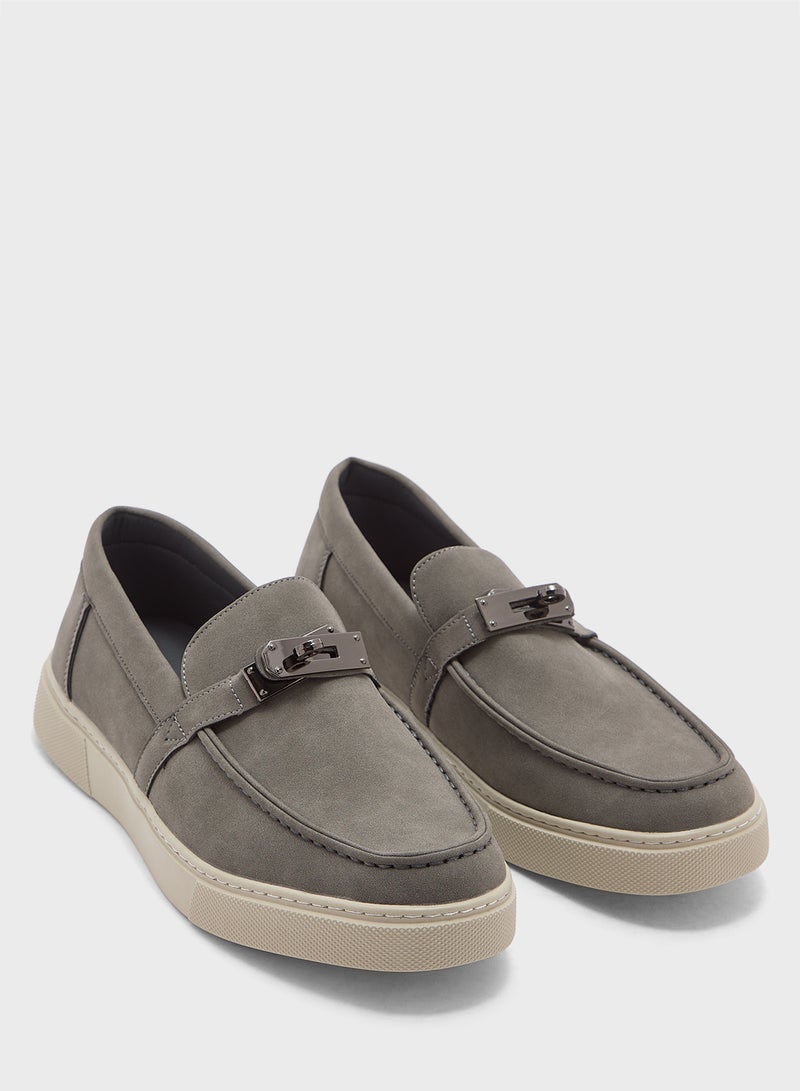 روبرت وود حذاء كاجوال من الشمواه سهل الارتداء بتفاصيل أنيقة - Image 3