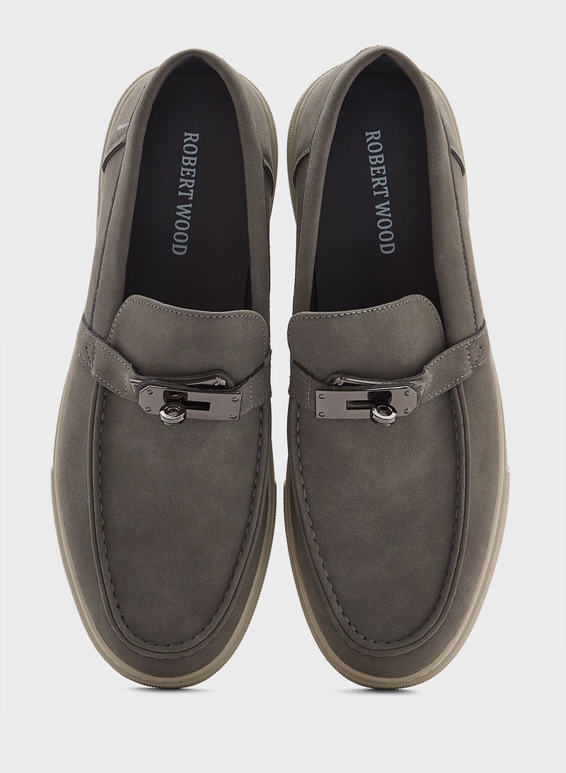 روبرت وود حذاء كاجوال من الشمواه سهل الارتداء بتفاصيل أنيقة - Image 4