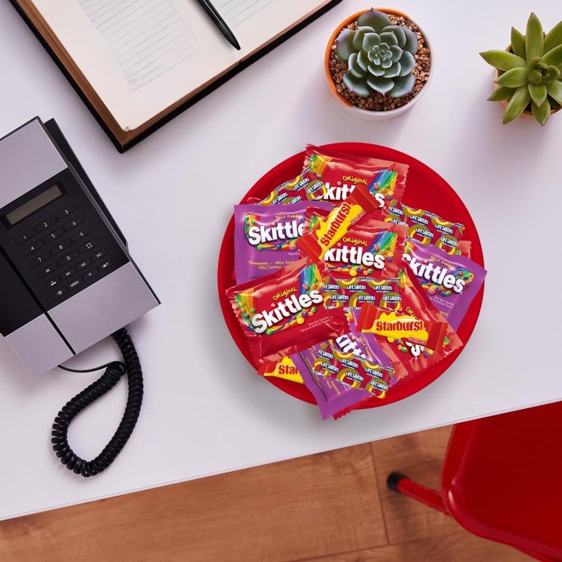 Wrigley's حلوى سكتلز الأصلية، سكتلز التوت البري، ستاربرست و لايف سيفرز حلوى الهالوين، حلوى مطاطية وصلبة بحجم صغير، مجموعة فواكه، كيس كبير، 135 قطعة - Image 5