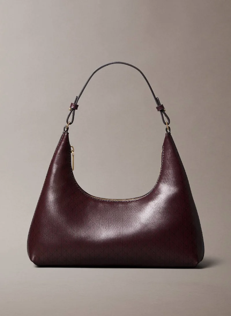 كالفن كلاين حقيبة كتف بشعار