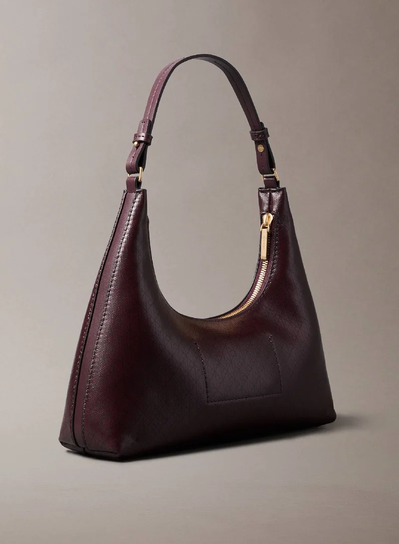 كالفن كلاين حقيبة كتف بشعار