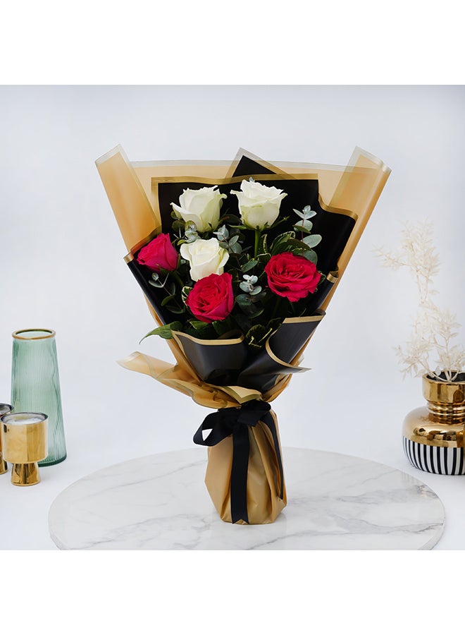 باقة ورد جوري أحمر وأبيض | غلاف بني مزدوج