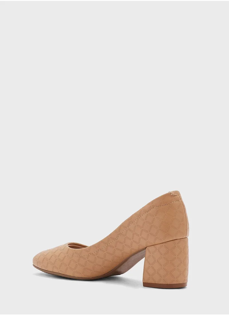 Beira Rio Lena Close Toe Mid Heel Pumps