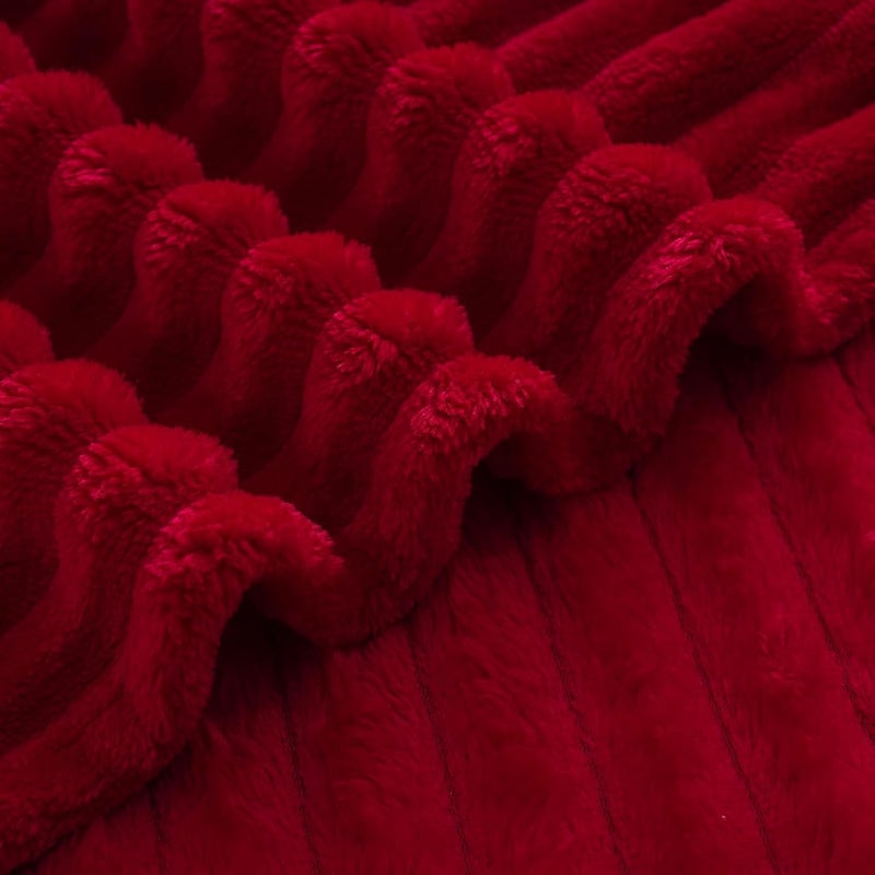 Linecooo بطانية من الصوف باللون الأحمر، مقاس 50” × 70”， مناسبة للأريكة أو السرير، ناعمة جدًا ومريحة، مصنوعة من القطن الميكروفيبر مع تصميم خطوط، خفيفة الوزن، مناسبة للبالغين والنساء والفتيات. - Image 5