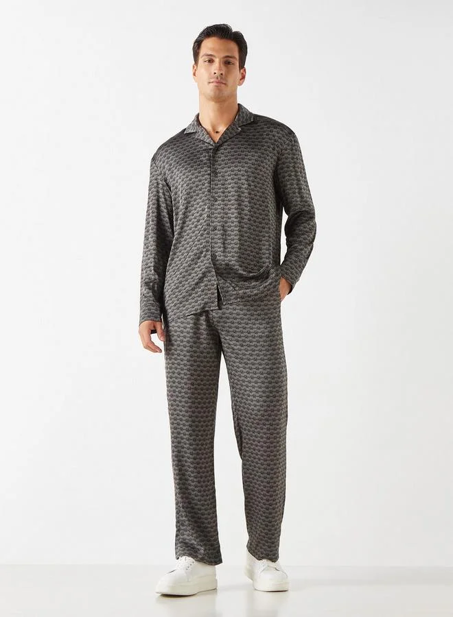 Emperor Emperor All-Over Print Pants with Drawstring Closure and Pockets