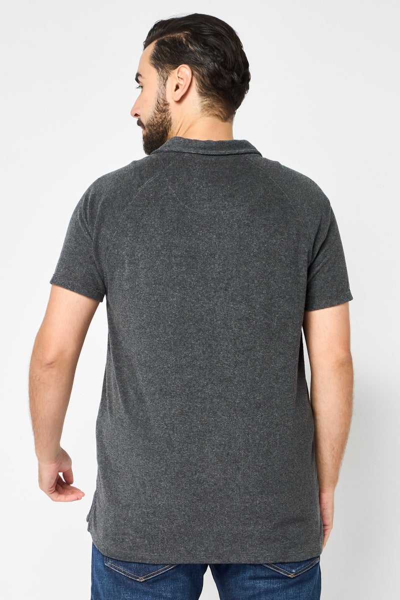 CERRUTI 1881 قميص بولو بأكمام قصيرة للرجال بتصميم عادي مع شعار مطرز، رمادي داكن - Image 4