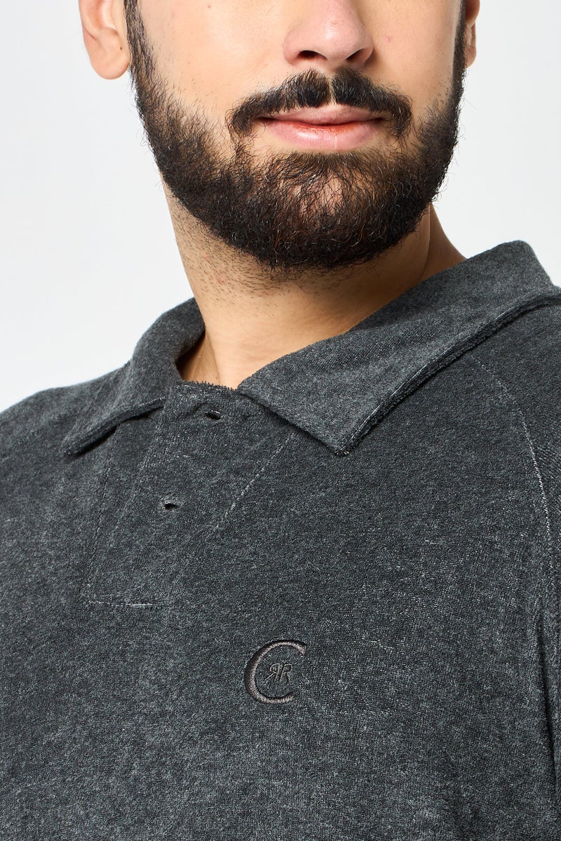 CERRUTI 1881 قميص بولو بأكمام قصيرة للرجال بتصميم عادي مع شعار مطرز، رمادي داكن - Image 3