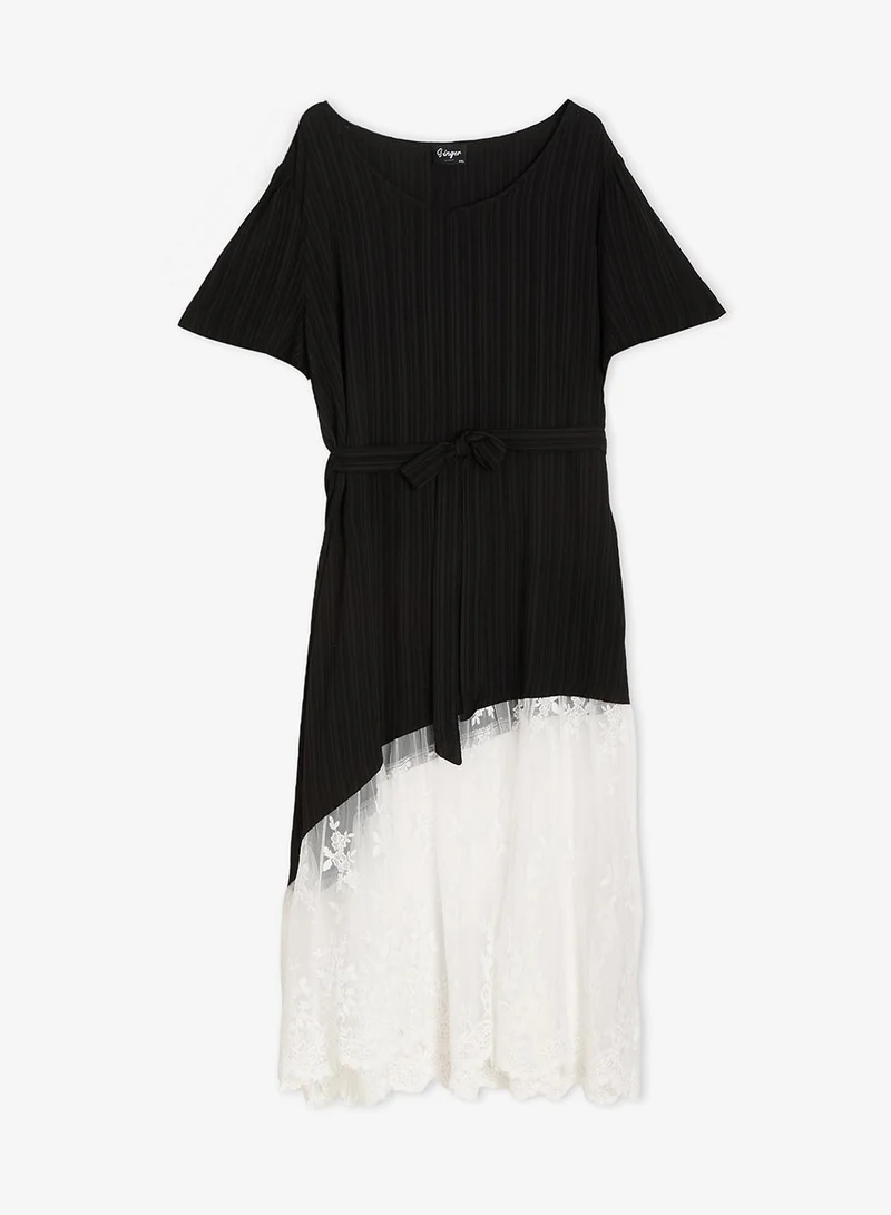 جينجر بلس فستان بحزام غير متماثل وحافة دانتيل