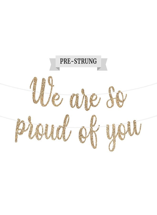 Perfect Occasion لافتة "نحن فخورون بك" جاهزة للتعليق - لا حاجة للتجميع - لافتة ذهبية لامعة لحفلة تخرج - زينة جاهزة للتعليق على خيط بطول 6 أقدام - تهانينا للخريجين دفعة 2025. هل ذكرنا أنها لا تحتاج إلى تجميع؟ - Image 1