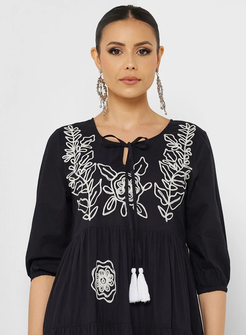 ARABIAN CLOSET Embroidered Crew Neck Jalabiya