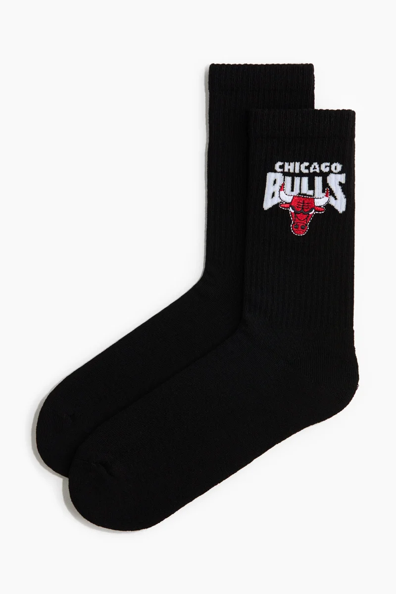 Motif-detail socks