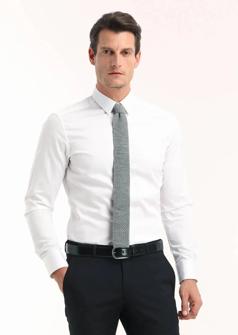 رامسي قميص أبيض سادة بقصة ضيقة للغاية، مصنوع من القطن الكلاسيكي 100%