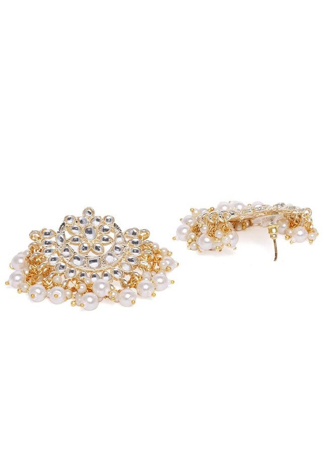 Zaveri Pearls طقم أقراط ومانج تيكا من مجموعة زافيري بيرلز الذهبية اللون المرصعة بالكوندان واللؤلؤ، مناسب لحفلات الزفاف للنساء - ZPFK18621 - Image 4