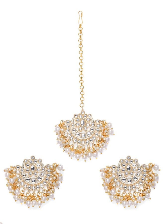 Zaveri Pearls طقم أقراط ومانج تيكا من مجموعة زافيري بيرلز الذهبية اللون المرصعة بالكوندان واللؤلؤ، مناسب لحفلات الزفاف للنساء - ZPFK18621 - Image 1