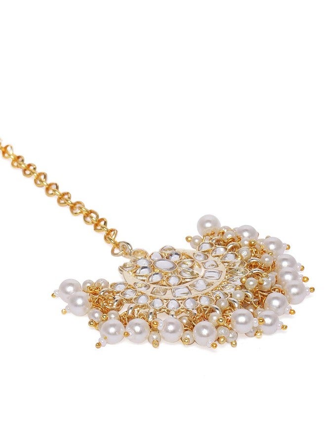 Zaveri Pearls طقم أقراط ومانج تيكا من مجموعة زافيري بيرلز الذهبية اللون المرصعة بالكوندان واللؤلؤ، مناسب لحفلات الزفاف للنساء - ZPFK18621 - Image 3