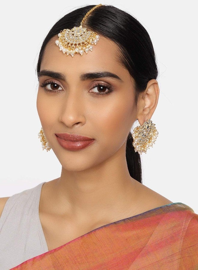 Zaveri Pearls طقم أقراط ومانج تيكا من مجموعة زافيري بيرلز الذهبية اللون المرصعة بالكوندان واللؤلؤ، مناسب لحفلات الزفاف للنساء - ZPFK18621 - Image 2
