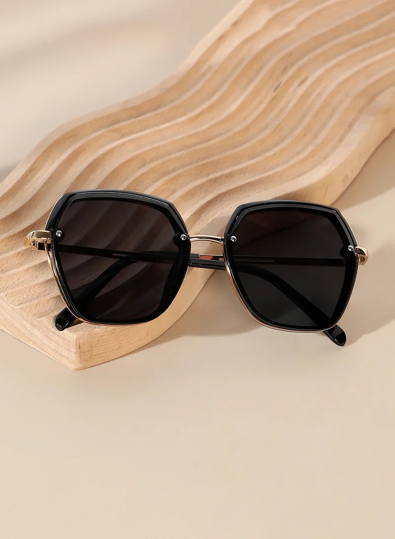 صوص هاوت نظارات شمسية نسائية بطبقات فراشة من هوت صوص للاستخدام اليومي بإطار معدني أسود اونيكس وعدسات مستقطبة سوداء منتصف الليل بإطار كامل