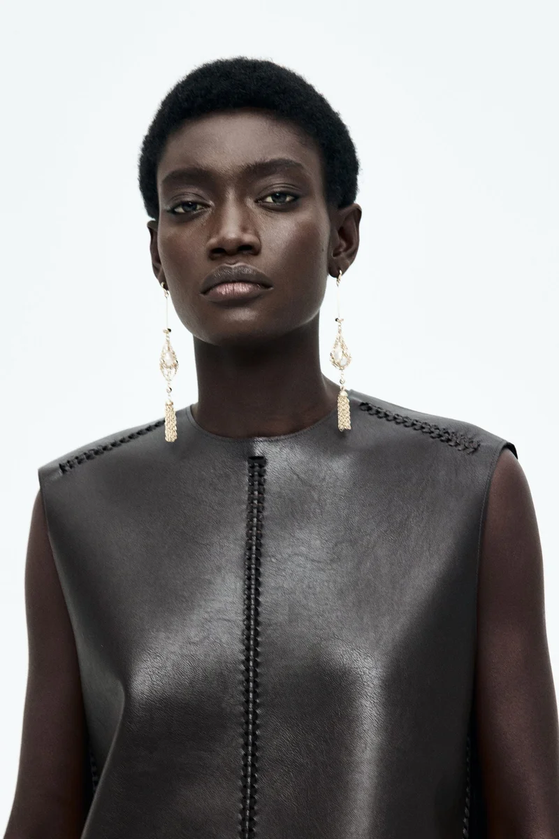 اتش اند ام فستان مطلي مزين بتفاصيل مضفرة