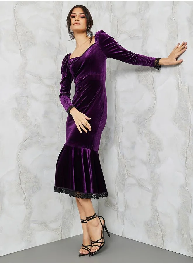 Styli Velour Sweetheart Neck Sheath Midi Dress