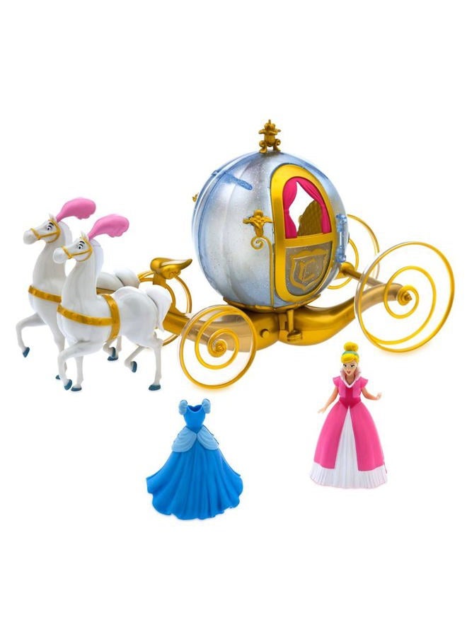 Disney store مجموعة لعب رسمية لدمية سندريلا مع حصان وعربة، ألعاب أميرات للفتيات من 4-6 سنوات، عربة اليقطين المتلألئة المضيئة، فساتين قابلة للتثبيت - Image 1
