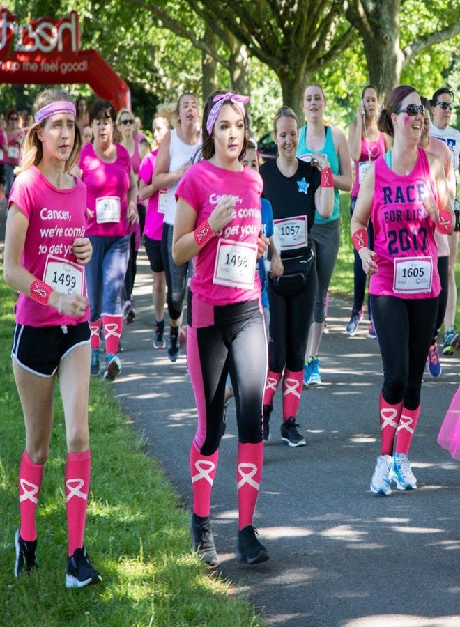 زانماي مجموعة زانماي المكونة من 3 أطقم من الجوارب وأساور المعصم للنساء المصابات بسرطان الثدي، جوارب كرة القدم بشريط وردي، إكسسوارات للتوعية بسرطان الثدي (كبير، وردي) - Image 5