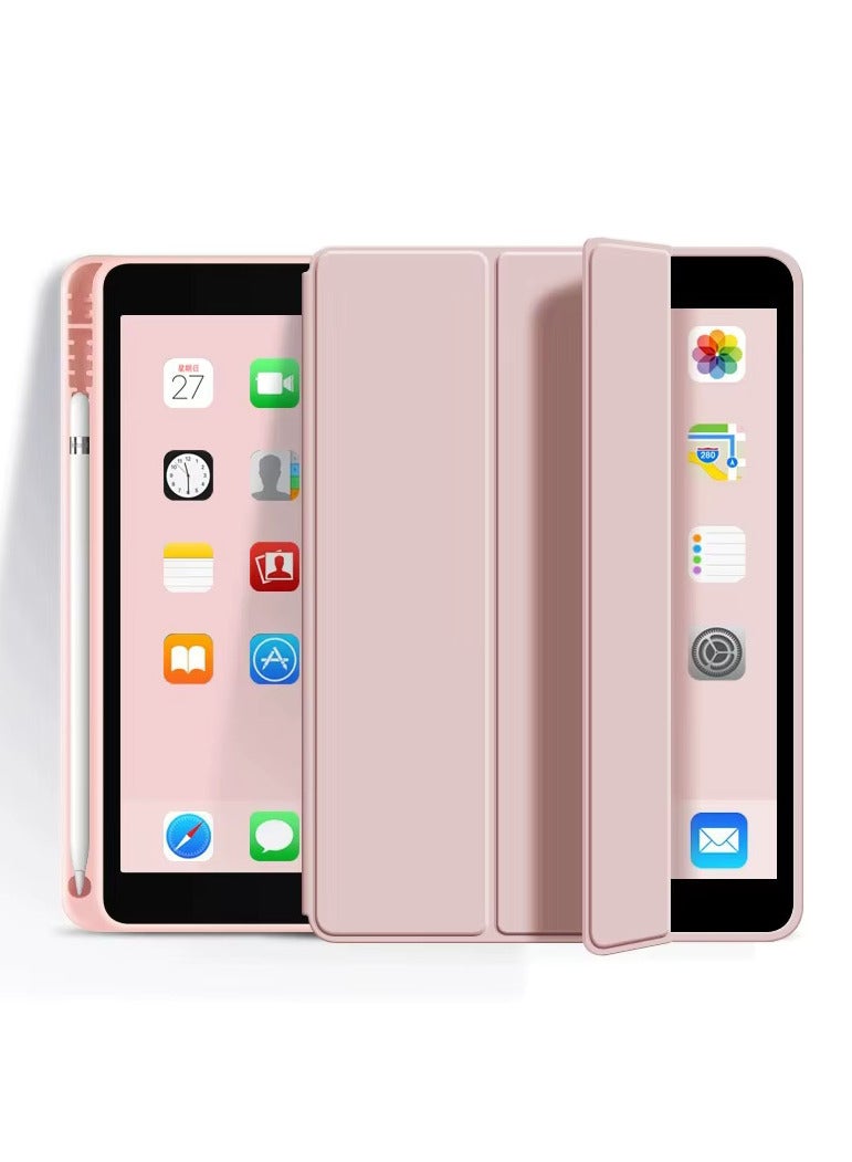 حافظة متوافقة مع جهاز iPad من الجيل التاسع/الثامن/السابع مقاس 10.2-10.5 بوصة مع حامل قلم، جلد بولي يوريثين ممتاز + غطاء خلفي ناعم من مادة TPU لحماية جهاز iPad 9 8 7 2021/2020/2019، وضع السكون/الإيقاظ التلقائي - وردي وردي - Image 1