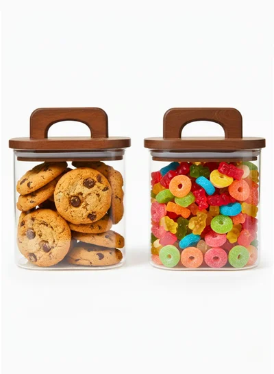 1 تشيس مرطبانات تخزين زجاجية مربعة بأغطية من خشب الأكاسيا - مجموعة من 2 (900 مل) حاويات تخزين كبيرة بأغطية بمقابض للمعكرونة والشوفان والدقيق والكعك والقهوة والأرز والمزيد