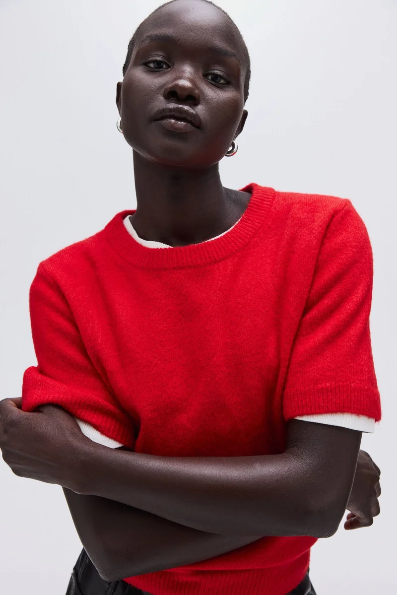 اتش اند ام كنزة محبوكة من نسيج ناعم