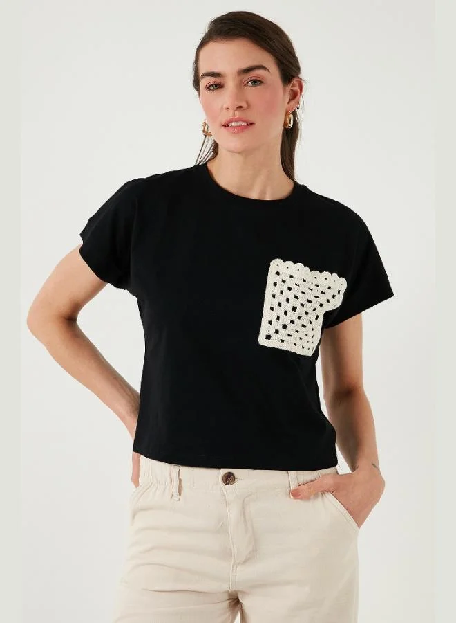 ليلا تيشيرت قطن ليلى بجيوب مفردة بقصة عادية ورقبة دائرية للنساء