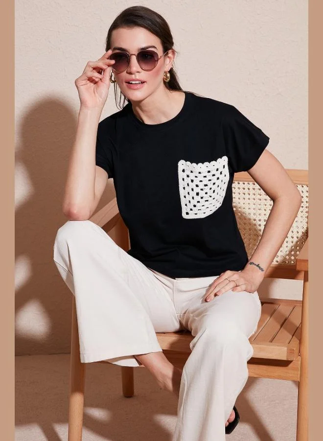 ليلا تيشيرت قطن ليلى بجيوب مفردة بقصة عادية ورقبة دائرية للنساء