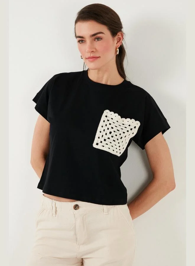 ليلا تيشيرت قطن ليلى بجيوب مفردة بقصة عادية ورقبة دائرية للنساء