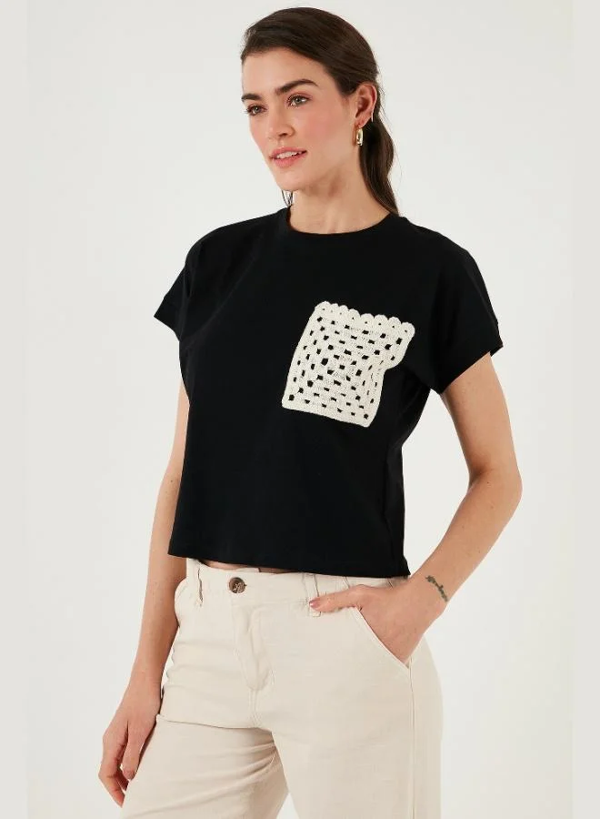 ليلا تيشيرت قطن ليلى بجيوب مفردة بقصة عادية ورقبة دائرية للنساء