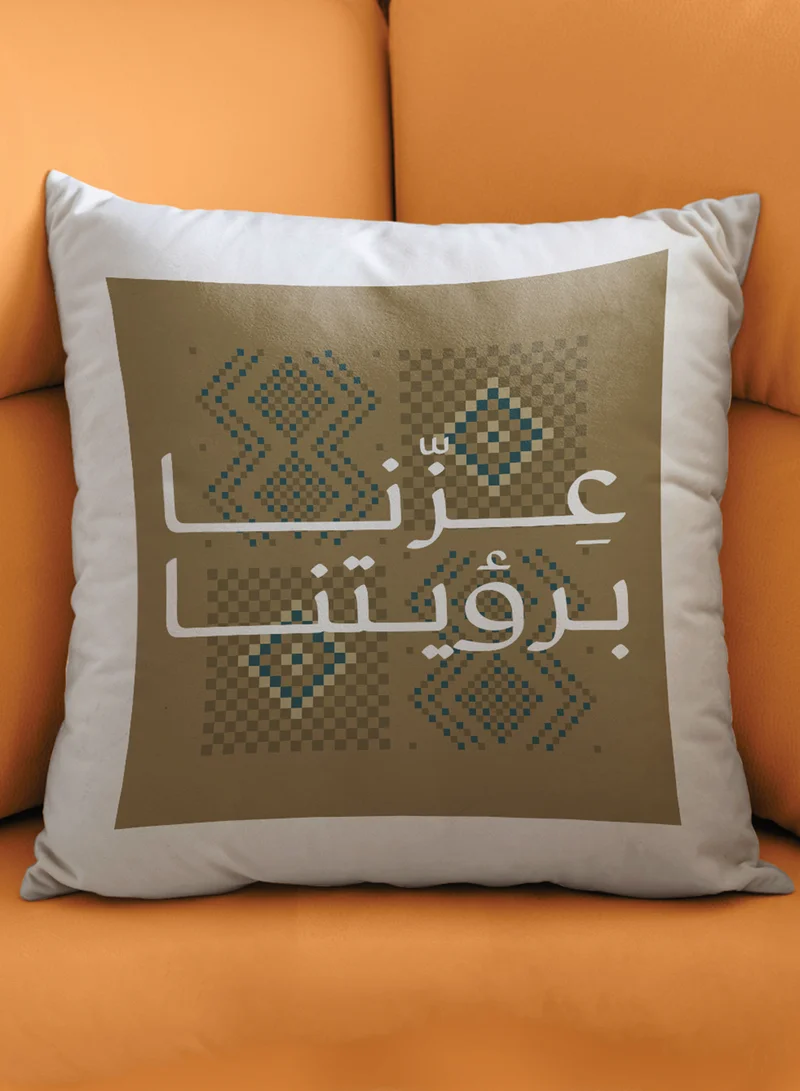 لوحة غطاء وسادة من البوليستر لمناسبة اليوم الوطني السعودي بتصميم عزنا برؤيتنا