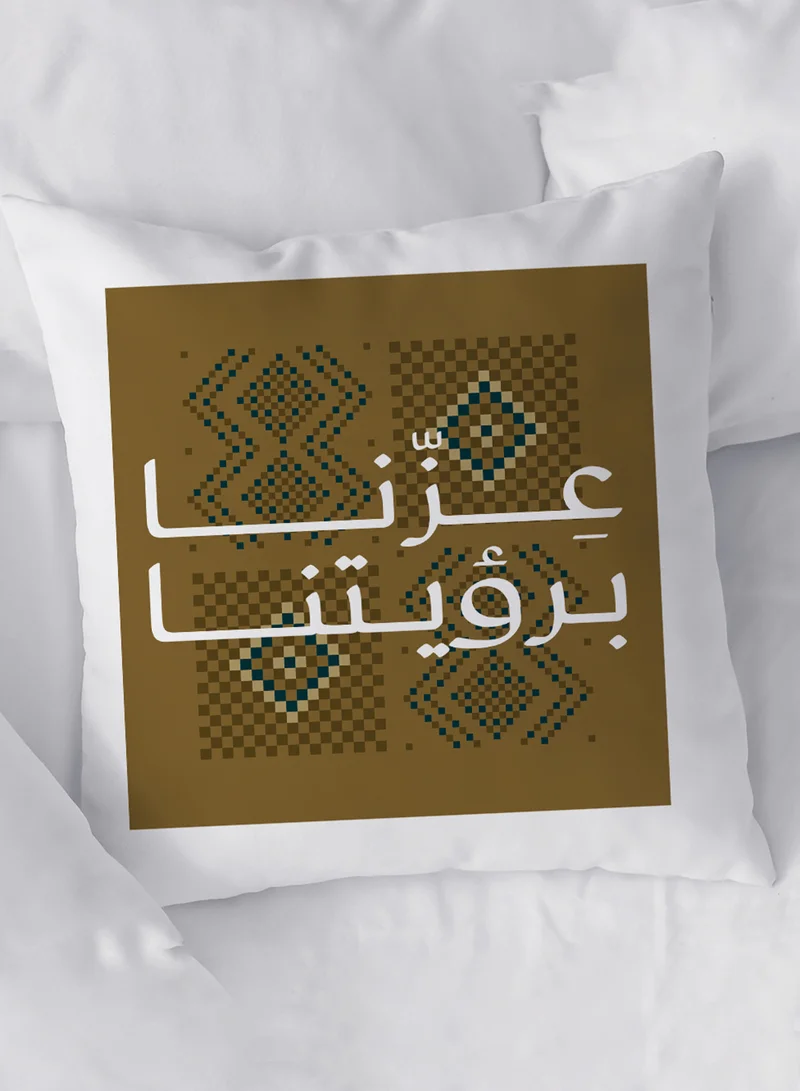 لوحة غطاء وسادة من البوليستر لمناسبة اليوم الوطني السعودي بتصميم عزنا برؤيتنا