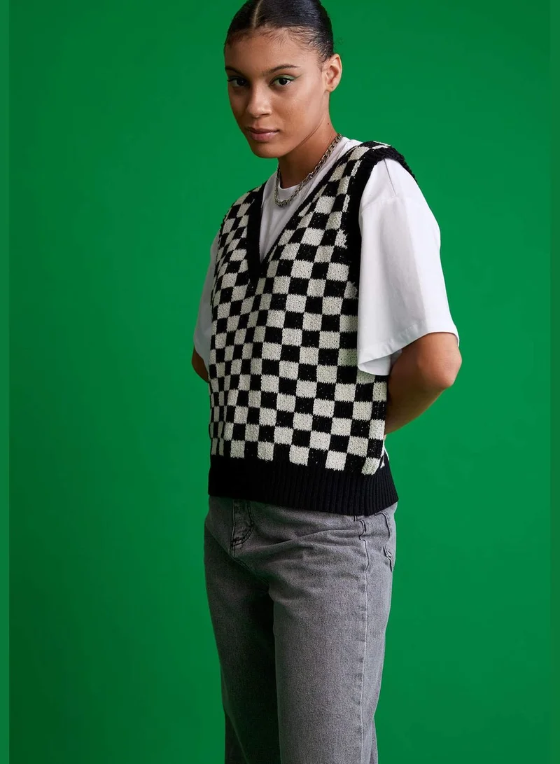 ديفاكتو V-Neck  Sleeveless Checkers Print Vest