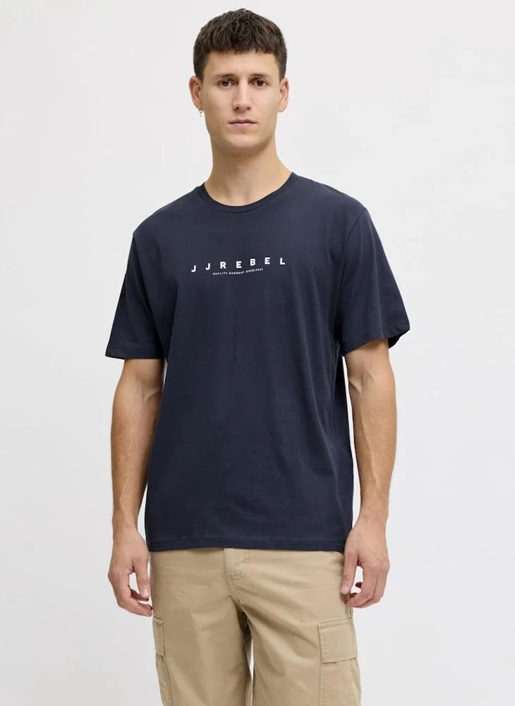 جاي جاي ريبل تيشيرت بياقة دائرية وشعار