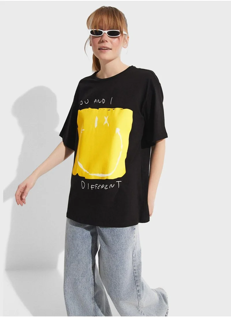 جون Crew Neck Graphic T-Shirt