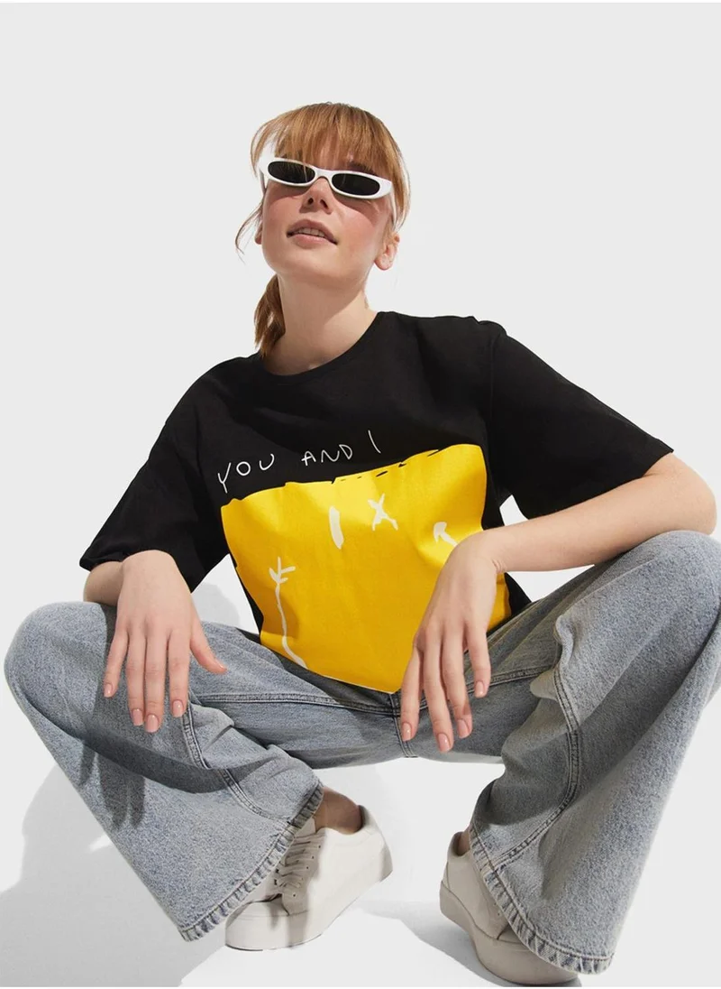 جون Crew Neck Graphic T-Shirt