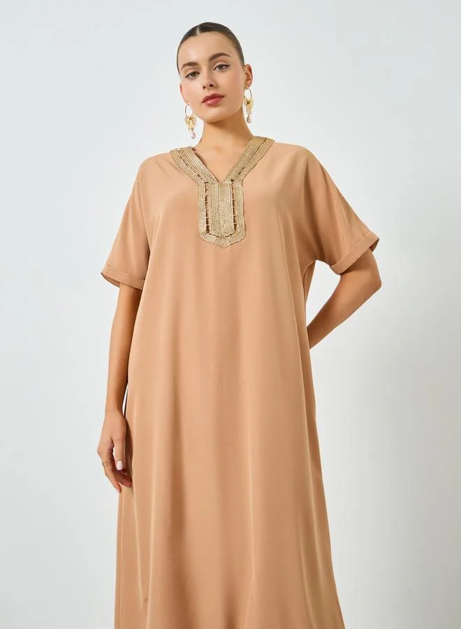 تايك تو جلابية بحافة واسعة مطرزة