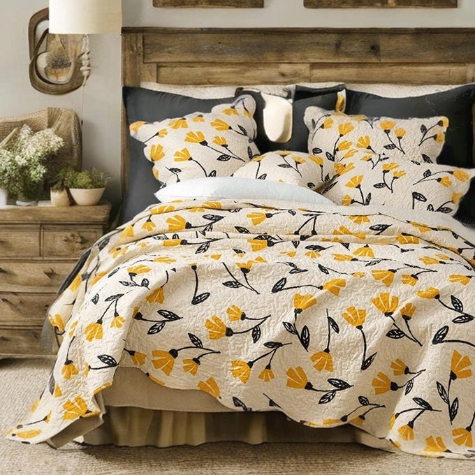 BOTANICAL FLORAL BEDSPREAD QUILT YELLOW FLEUR GOLDEN YELLOW SPRING TIME TULIPS QUILTED COVERLET SET SCALLOPED EDGES BRIGHT VIBRANT IVORY CREAM KING SIZE 3PIECES