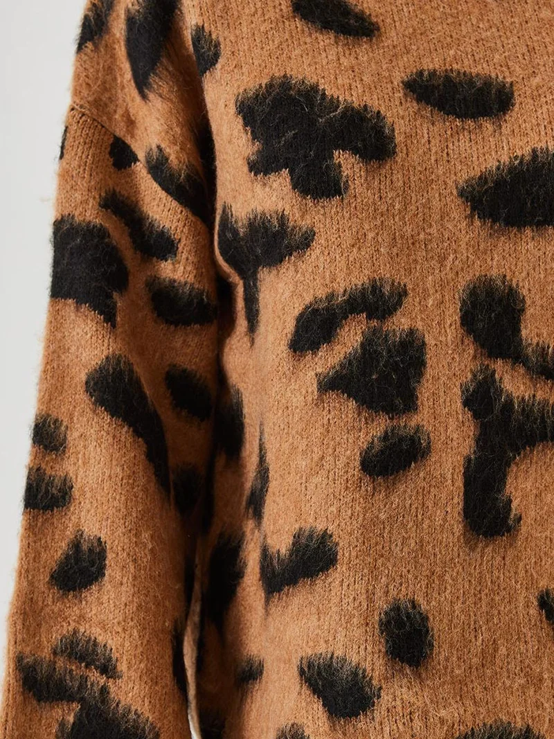 بيانكو لوتشي كنزة بياقة نصفية بطبعة جلد الفهد بقصة مريحة من لوتشي