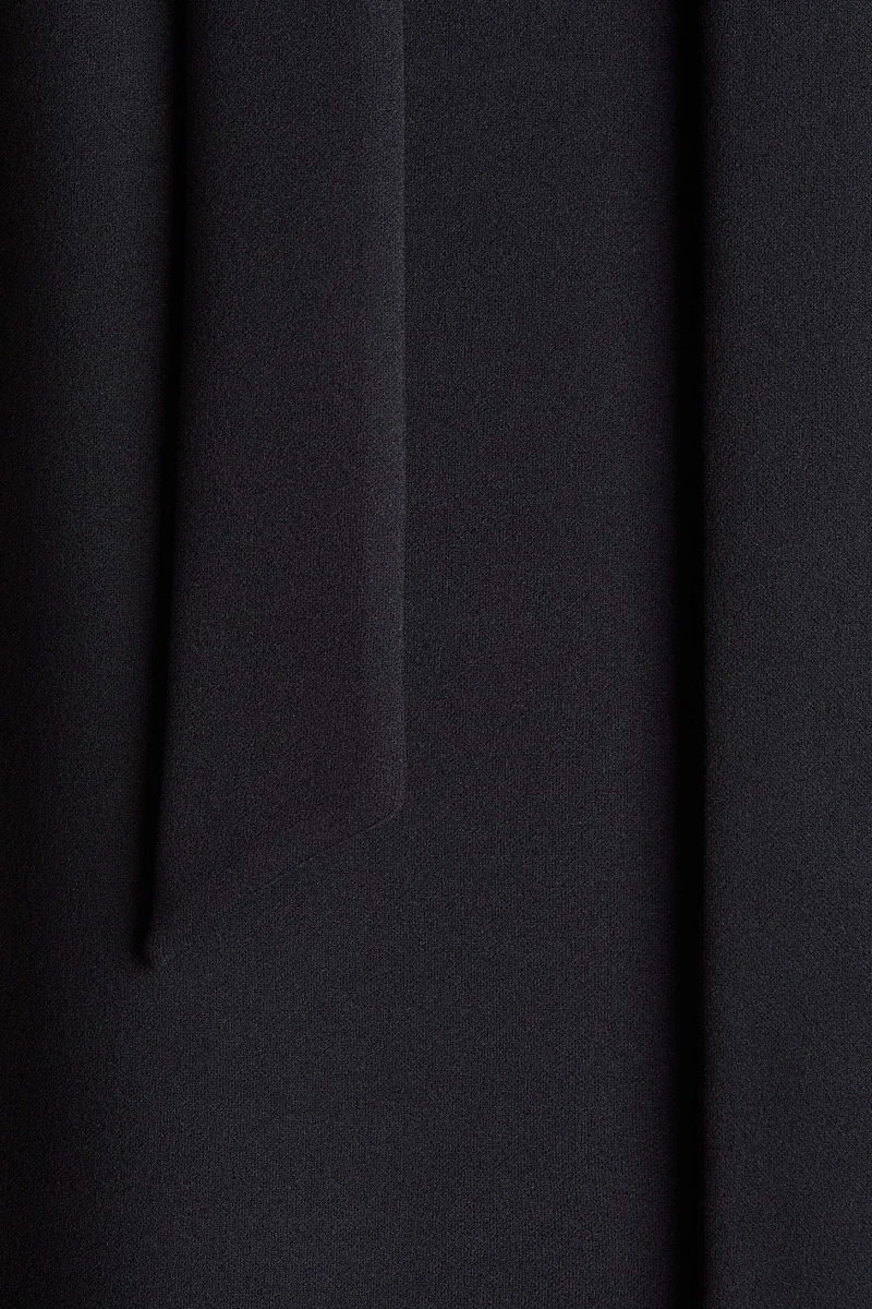 اتش اند ام فستان ضيق مع وشاح