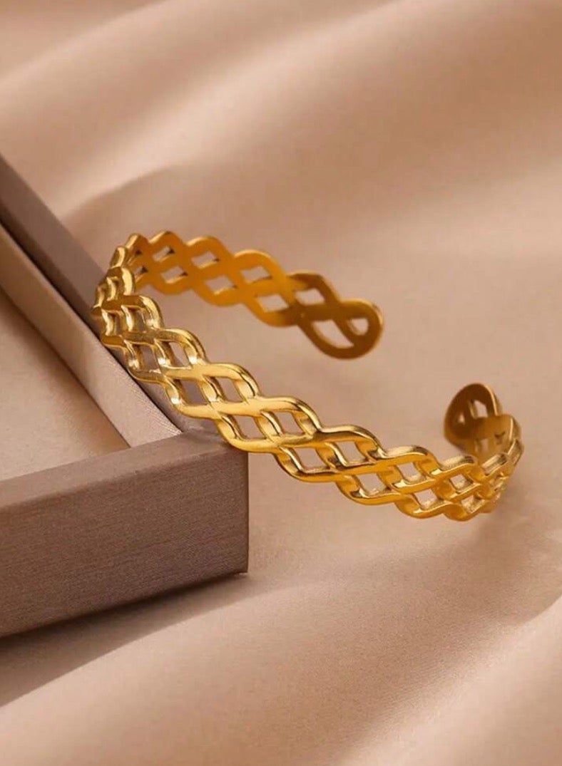 إيكوال اسوارة نسائية أنيقة وعالية الجودة مصنوعة من الاستانلس ستيل مطلية باللون الذهبي - Image 1