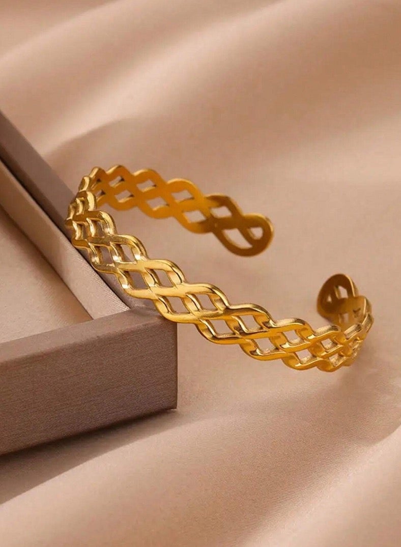 إيكوال اسوارة نسائية أنيقة وعالية الجودة مصنوعة من الاستانلس ستيل مطلية باللون الذهبي - Image 2